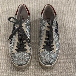 Stylish Glitter Sneakers with Gray Laces